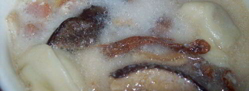 пельмени томленные в горшочке с беконом и лесными грибами. Шаг 6