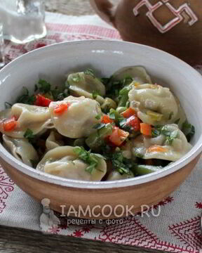 Тушеные пельмени на сковороде