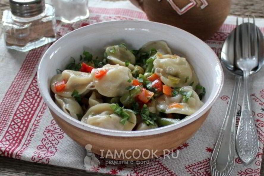 Рецепт тушеных пельменей на сковороде