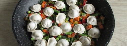 тушеные пельмени на сковороде. Шаг 6