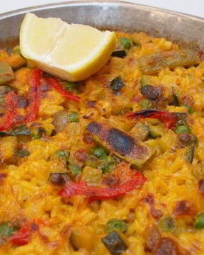 Овощная паэлья с зеленым горошком и шампиньонами