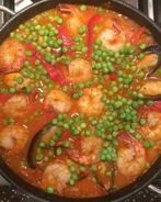 Паэлья с уткой и морским гадами