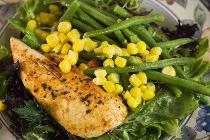 Рецепт фаршированной маскарпоне и эстрагоном курица с рагу из фасоли и бекона