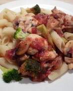 Грибное рагу с куриной грудкой и макаронами