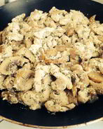 Куриное фрикасе с шампиньонами в сливочном соусе