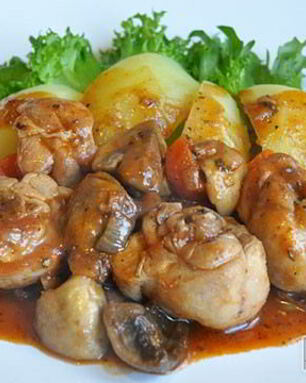 Куриное рагу с грибами и томатным соком