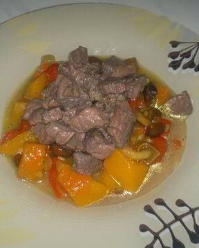 Овощное рагу с опятами и говядина в ягодах черной смородины