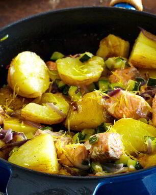 Рагу из молодого картофеля с лососем и цукини