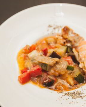 Яркий рататуй с семгой