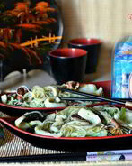 Рисовая лапша с кальмарами и шиитаке в воке