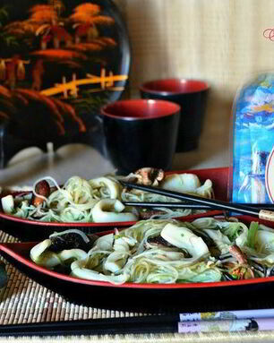 Рисовая лапша с кальмарами и шиитаке в воке