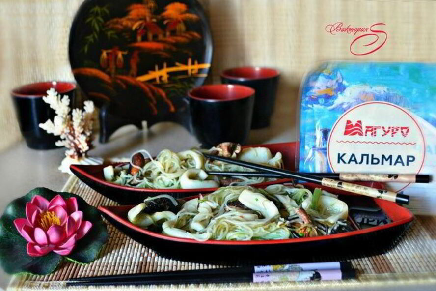 Рецепт рисовой лапши с кальмарами и шиитаке в воке