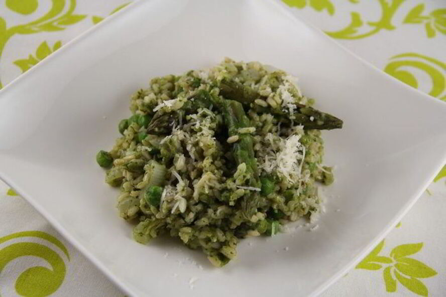 Рецепт запеченного ризотто со спаржей, зеленым горошком и шпинатом