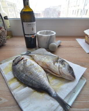 Дорада, запеченная с луком и зеленью