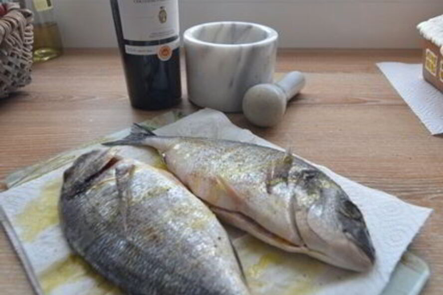Рецепт дорады, запеченной с луком и зеленью
