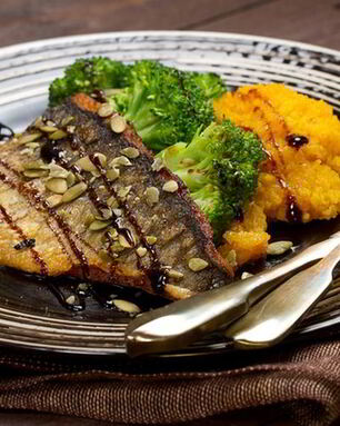 Филе судака в панировке из тыквенных семечек