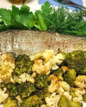 Форель с цветной капустой и брокколи