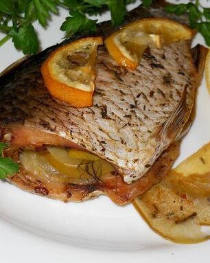 Карп запеченый в яблоках с ароматными травами