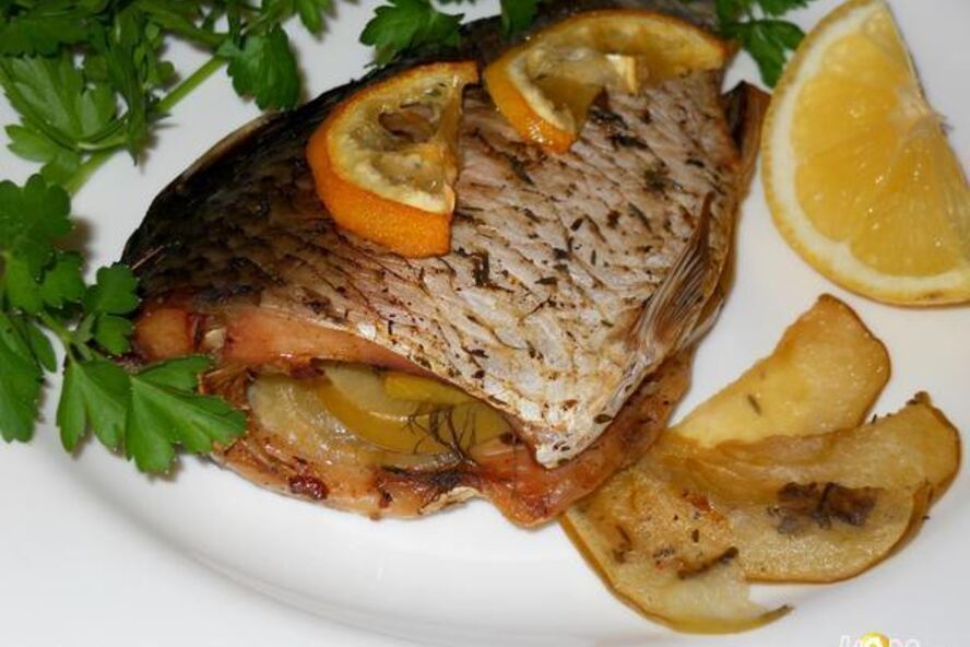 Рецепт карпа запеченого в яблоках с ароматными травами