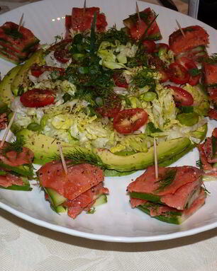 Копченый лосось со свежим огурцом