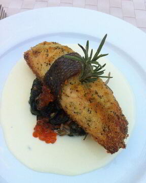 Лосось со шпинатом в сливочно-икорном соусе