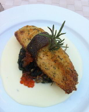 Лосось со шпинатом в сливочно-икорном соусе