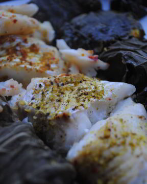 Пряная треска в листьях винограда