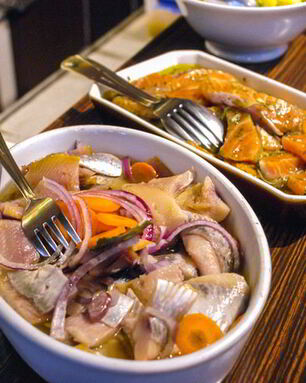 Рыба под морковью и луком