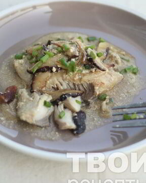 Рыба с луком и грибами
