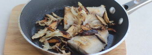 рыба с луком и грибами. Шаг 6