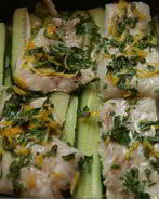 Запеченная лимонная треска с огурцами и сельдереем