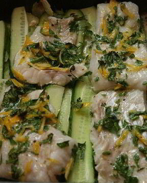 Запеченная лимонная треска с огурцами и сельдереем