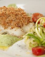 Запеченная треска с лапшой из кабачков и с соусом из авокадо