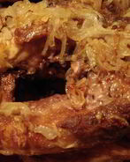 Зеркальный карп жареный с луком