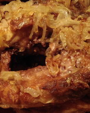 Зеркальный карп жареный с луком