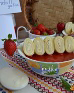 Блинные шашлычки с творогом и соусом из клубники