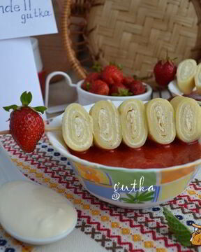 Блинные шашлычки с творогом и соусом из клубники