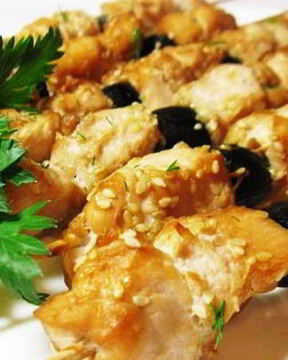 Куриный шашлык в соевом маринаде с маслинами