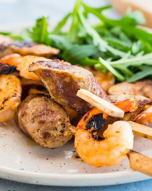 Шашлычки из креветок и колбасок