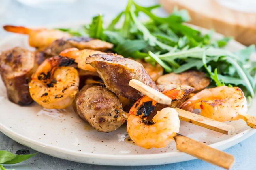 Рецепт шашлычков из креветок и колбасок