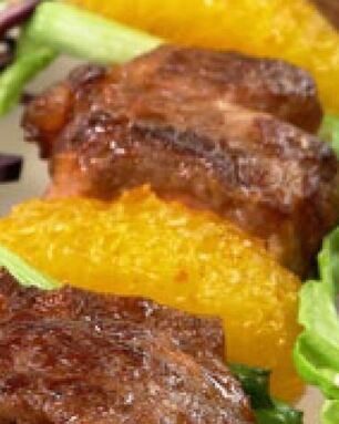 Шашлычок из баранины с апельсинами и овощным салатом