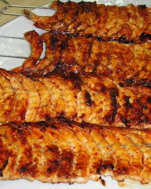 Шашлык из креветок на шпажках