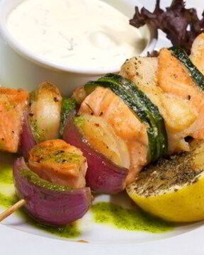 Шашлыки из морепродуктов в маринаде из текилы и лайма