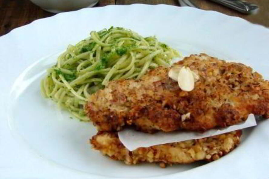 Рецепт шницеля из курицы в ореховой панировке со спагетти в соусе из петрушки и черемши