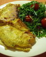 Шницель в пряной горчичной панировке с салатом