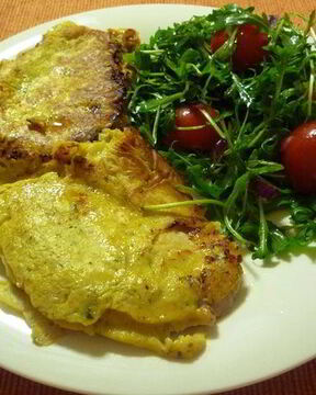 Шницель в пряной горчичной панировке с салатом