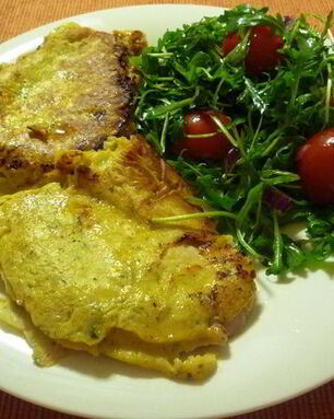Шницель в пряной горчичной панировке с салатом