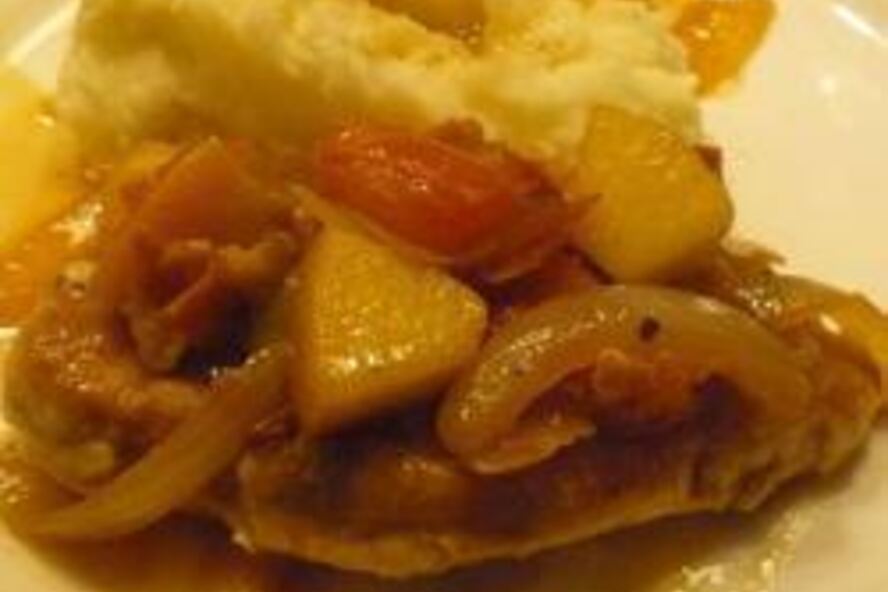 Рецепт свиного шницеля с яблоками и помидорами