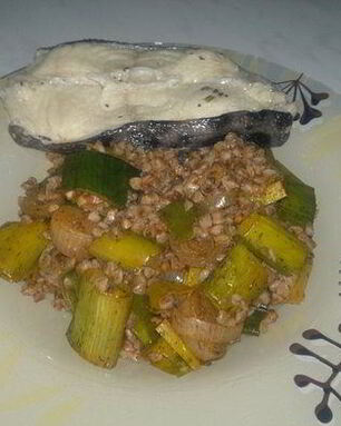 Гречотто луковое с отварным стейком из зубатки