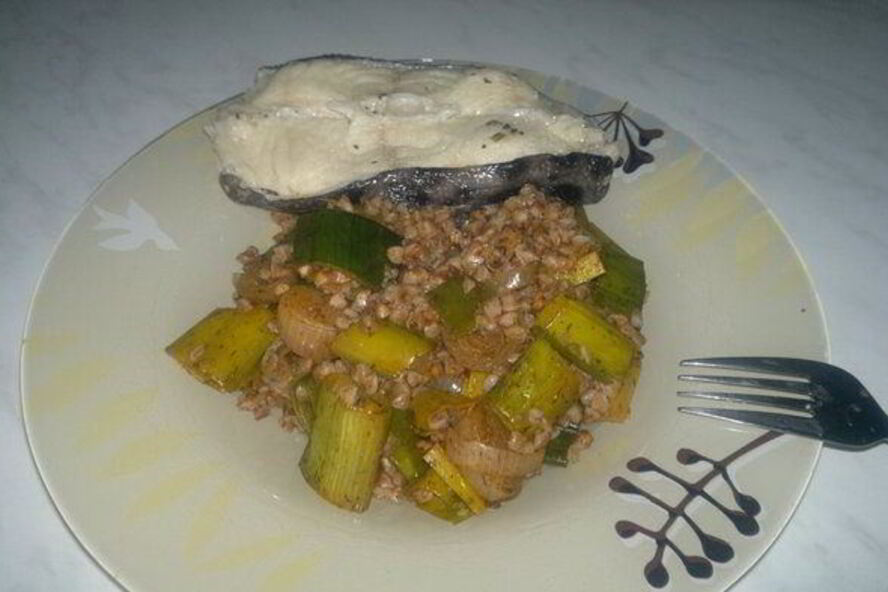 Рецепт гречотто луковое с отварным стейком из зубатки